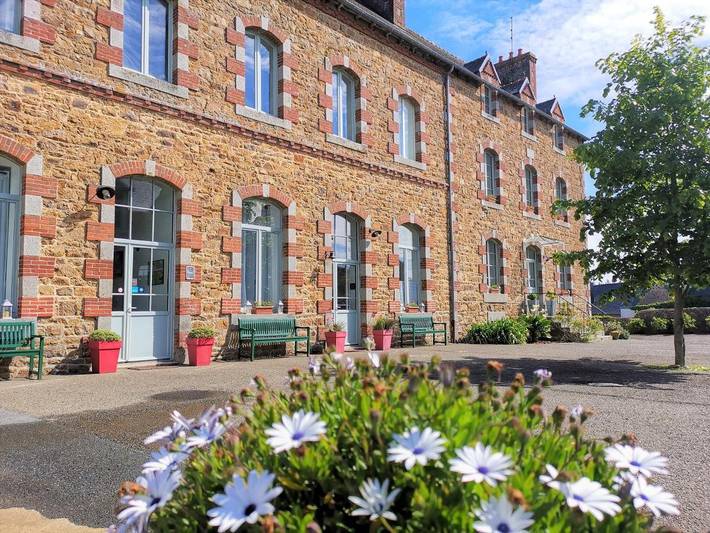 Maison d’hôte pour 3 personnes, avec jardin ainsi que vue et piscine à Châtelaudren