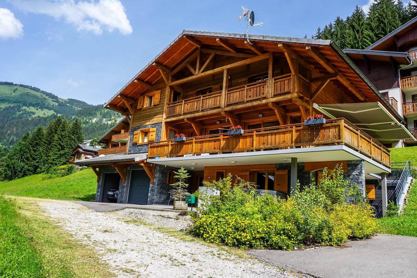 Chalet 'Clemalou 14-15 Personnes' avec vue sur les montagnes, terrasse privée et Wi-Fi in Chatel, Les Portes du Soleil