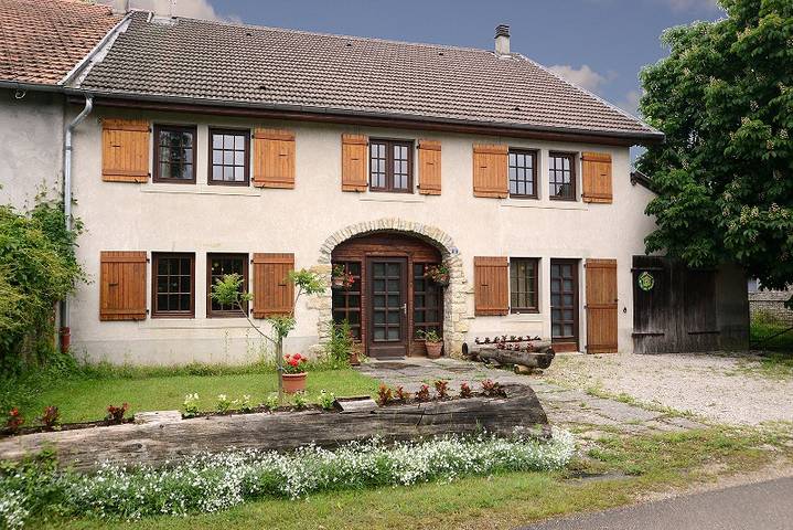 Gîte pour 7 personnes, avec Terrasse ainsi que Jardin et Vue à Charézier