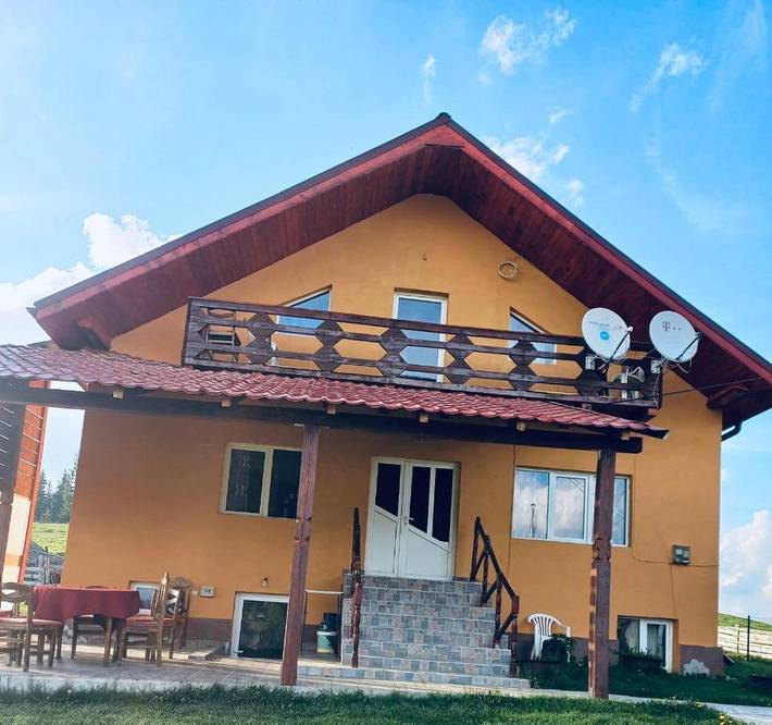 Location de vacances pour 16 personnes, avec Balcon et Jacuzzi ainsi que Terrasse et Jardin dans Mărișel