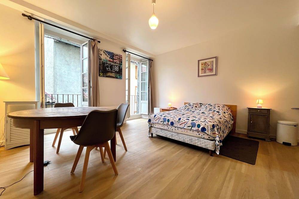 Entire apartment, Downtown studio apartment in Saint-Girons, Parc naturel régional des Pyrénées ariégeoises