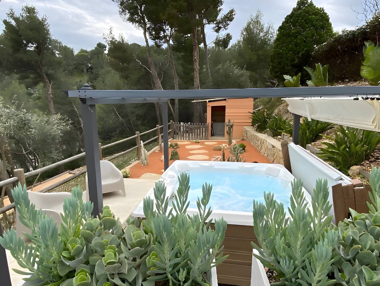 Tussen zee en dennenbos (zwembad, jacuzzi, sauna) – aubergine kamer in Bandol, Middellandse Zeekust (Frankrijk)