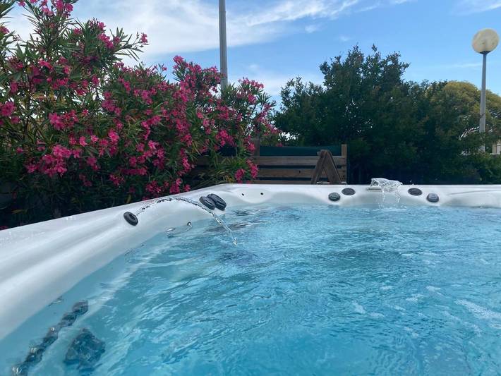 Appartement de vacances pour 2 personnes, avec Jacuzzi et Terrasse ainsi que Jardin et Piscine