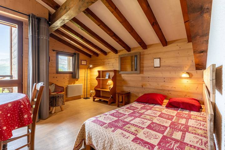 Entire studio, Studio Apartment '7 - La Pierramenta' with Mountain View, Shared Garden and Wi-Fi in Cohennoz, Albertville region