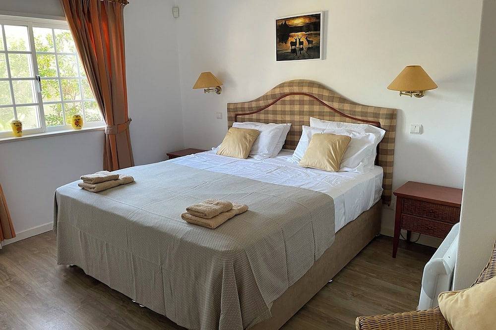 Established villa with private pool and well maintained gardens in Alvor, Faro District