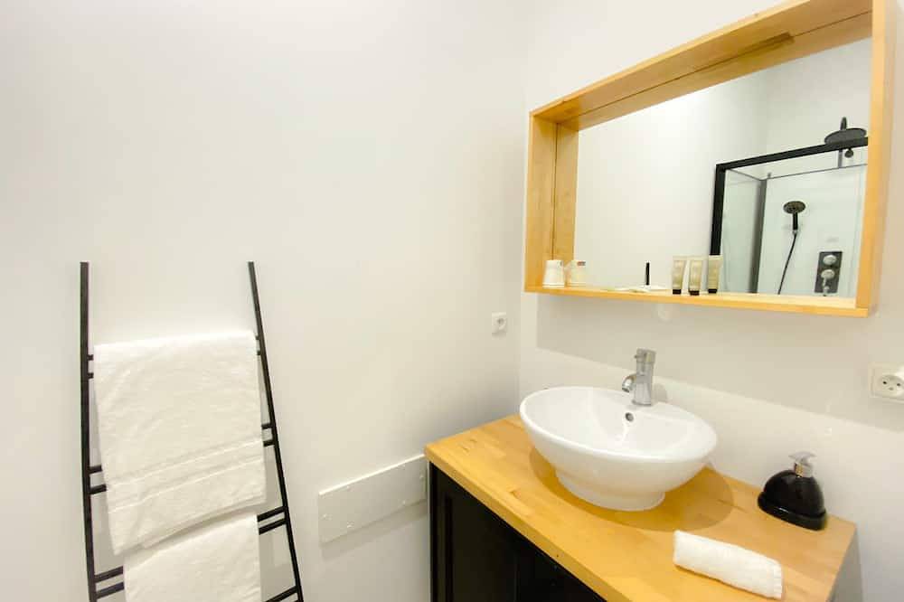 Entire apartment, Le Saint Pierre studio centre ville Calais in Calais, Calais region