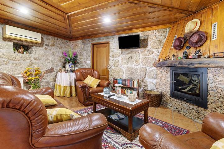 Holiday Home 'Casa Do Soutinho' with Mountain View, Private Terrace and Air Conditioning in Gemieira, Viana do Castelo District
