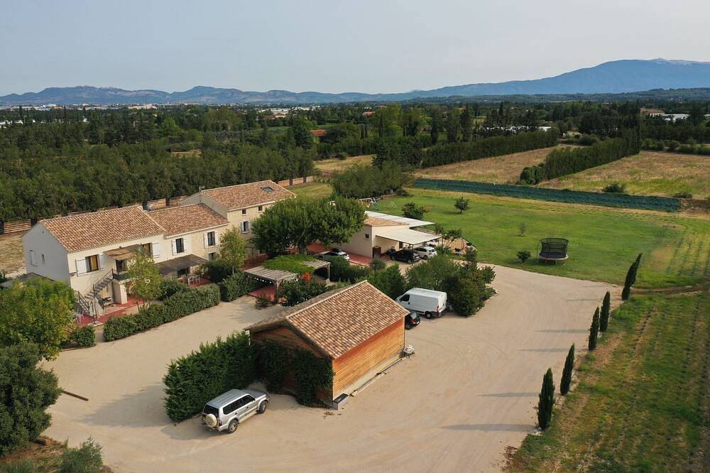 Appartement entier, Appartement Coquelicot avec terrasse jardin et piscines 6 personnes in Pernes-les-Fontaines, Vaucluse