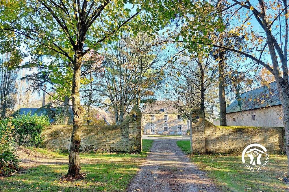 Grande Maison de Campagne avec Cheminée, Parc et Activités Familiales in Ruillé-Froid-Fonds, Mayenne