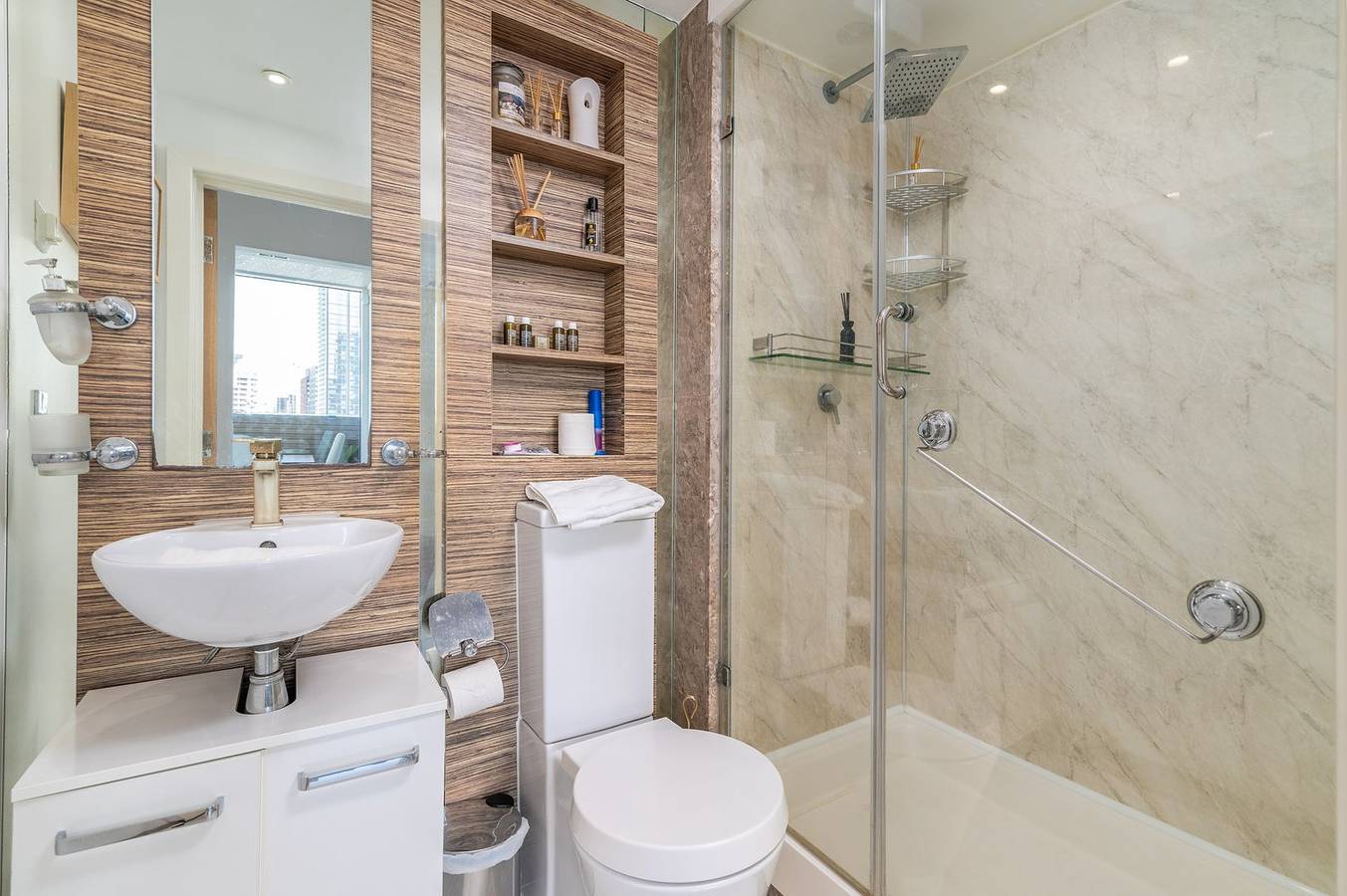 Ολόκληρο το διαμέρισμα, Canary Wharf Retreat with Free Secure Parking in Tower Hamlets, Λονδίνο