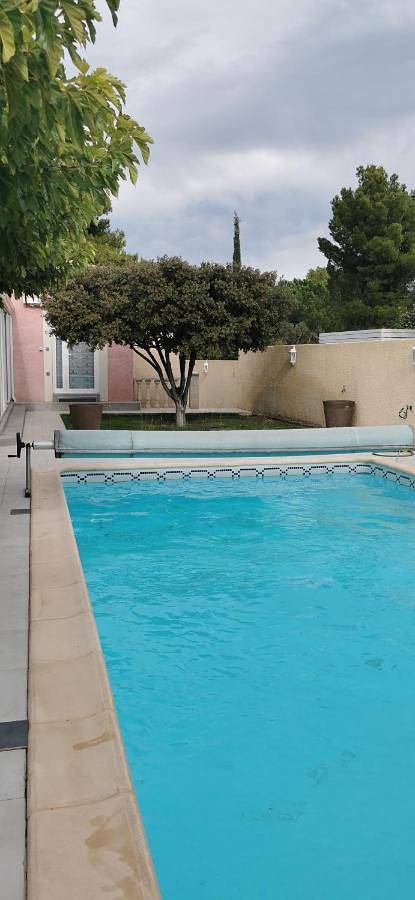 Gîte pour 4 personnes, avec vue ainsi que jardin et piscine à Servian