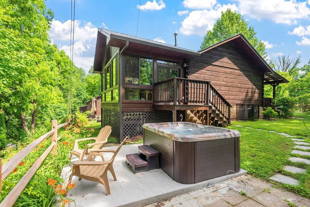 Little River Cabin - Riverfront, 1 mile from Gsmnp - Romantic Getaway! in Blount County