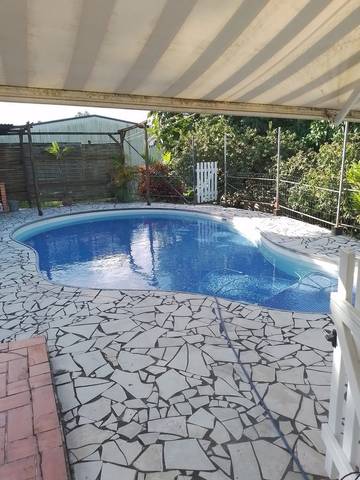 Gîte pour 6 personnes, avec piscine ainsi que terrasse et jardin en Martinique