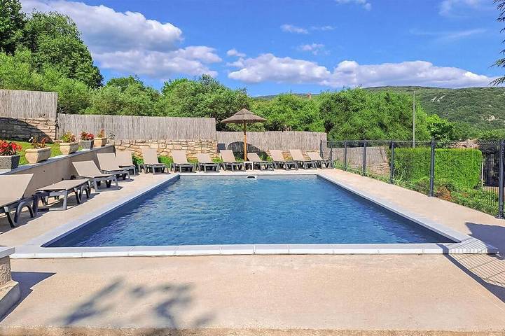 Gîte pour 4 personnes, avec piscine, animaux acceptés à Vallon-Pont-d'Arc