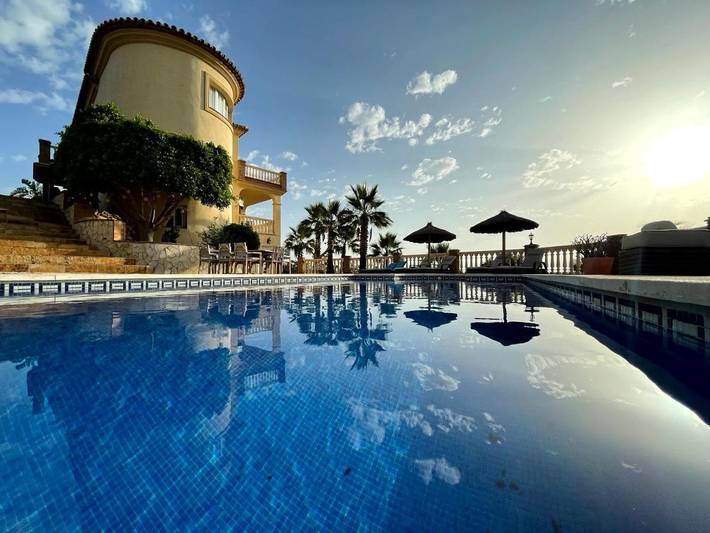 Alojamiento y desayuno para 2 personas, con vistas y balcón además de jardín y piscina en Alhaurín el Grande
