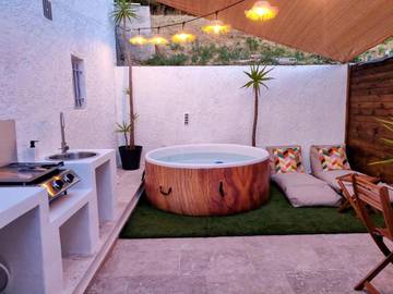 Gîte pour 2 personnes, avec piscine et vue ainsi que jardin et terrasse, animaux acceptés à Roquefort-la-Bédoule