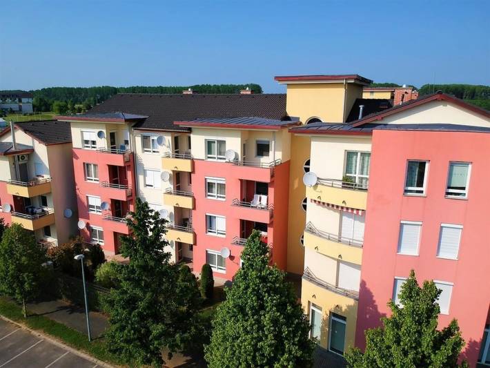 Ferienwohnung für 4 Personen, mit Balkon und Garten sowie Kinderpool