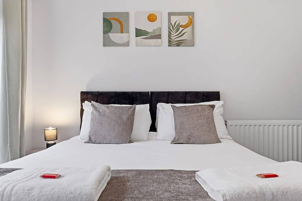 4 Bed House Close To Gatwick Free Parking in Crawley, Sussex de l'Ouest