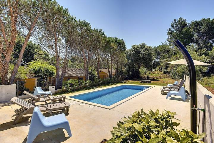 Vakantiehuis voor 7 personen, with Terras and Tuin as well as Zwembad in Premantura