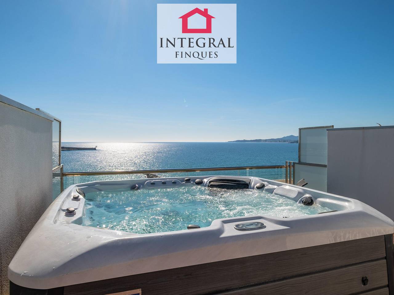 Ganze Wohnung, Modernes Duplex mit Whirlpool, Terrasse & Parkplatz in Palamós in Palamós, Costa Brava