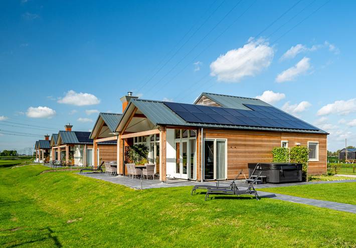 Ferienhaus für 14 Personen, mit Seeblick und Sauna sowie Garten in Friesland