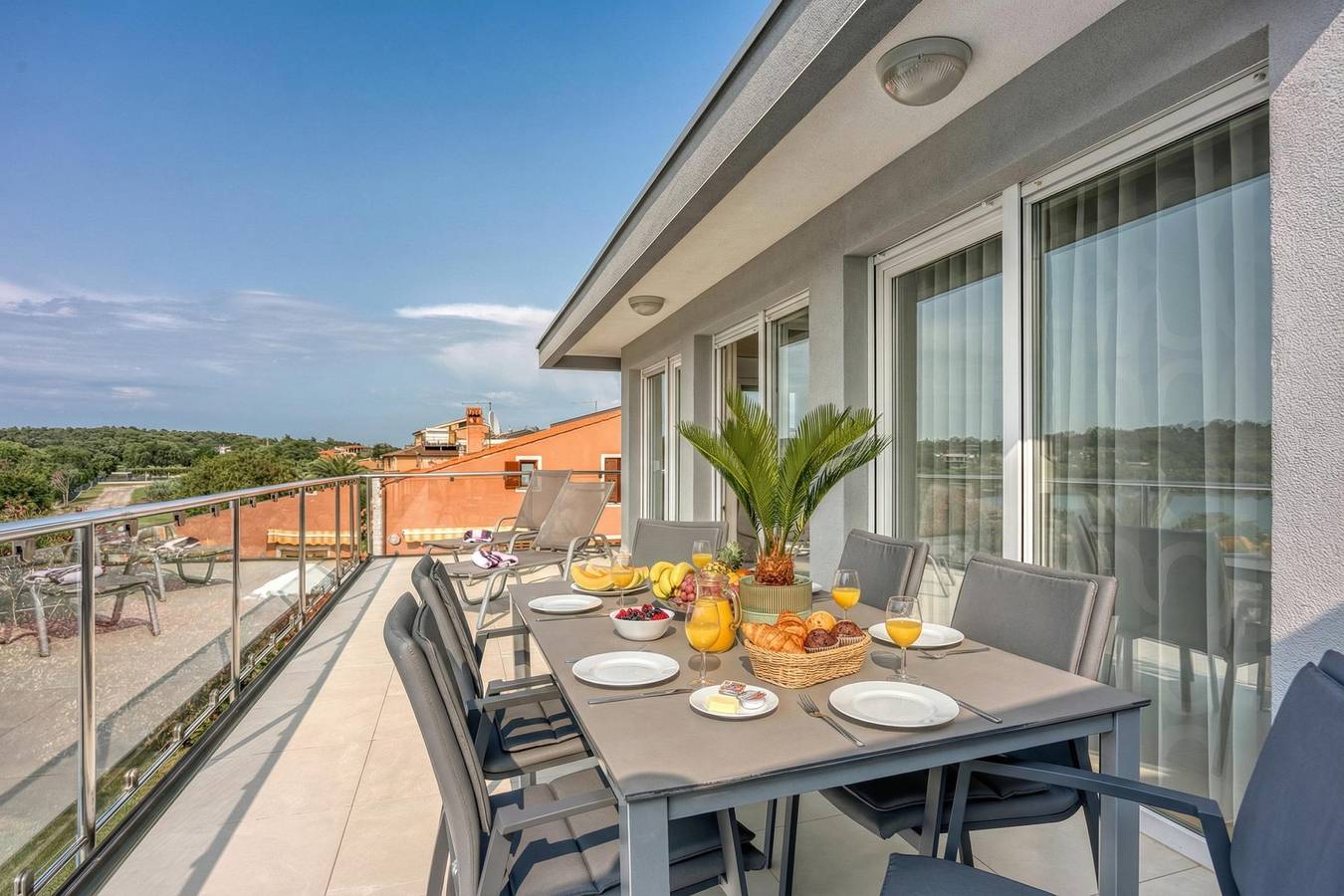 Ganze Wohnung, Elegant Panoramic Seaview Apartment 3 in Banjole, Südküste Istrien