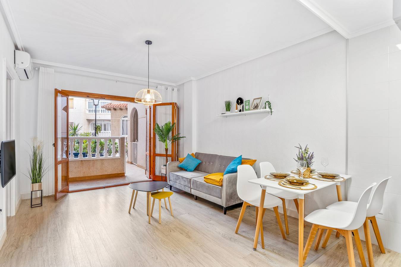 Hel lägenhet, Apartment "Estefany" with Shared Terrace & Wi-Fi in Torrevieja Centre, Torrevieja