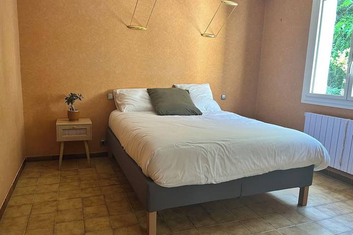 House that sleeps 14, 200 meters from the ramparts, the marshes, the beaches, and Brière in Guérande, Côte d'Amour