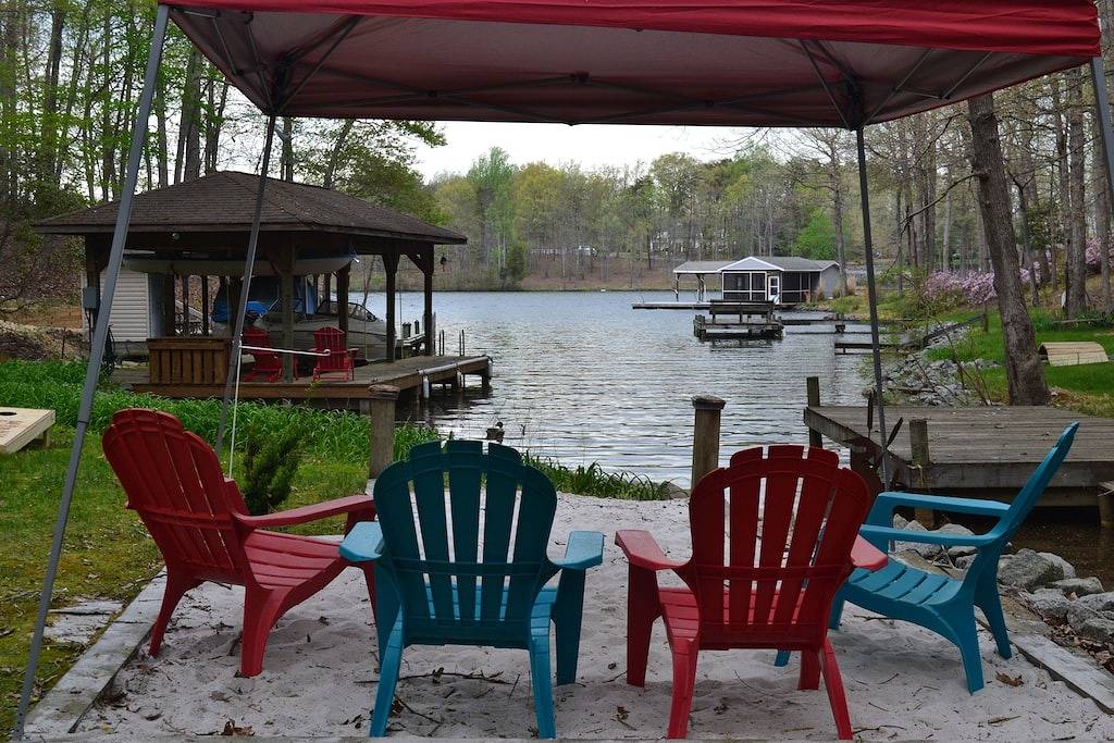 Haus am Wasser in einer ruhigen Bucht in der Mitte des Sees! 3 Kajaks, Whirlpool, Feuerstelle! in Lake Anna