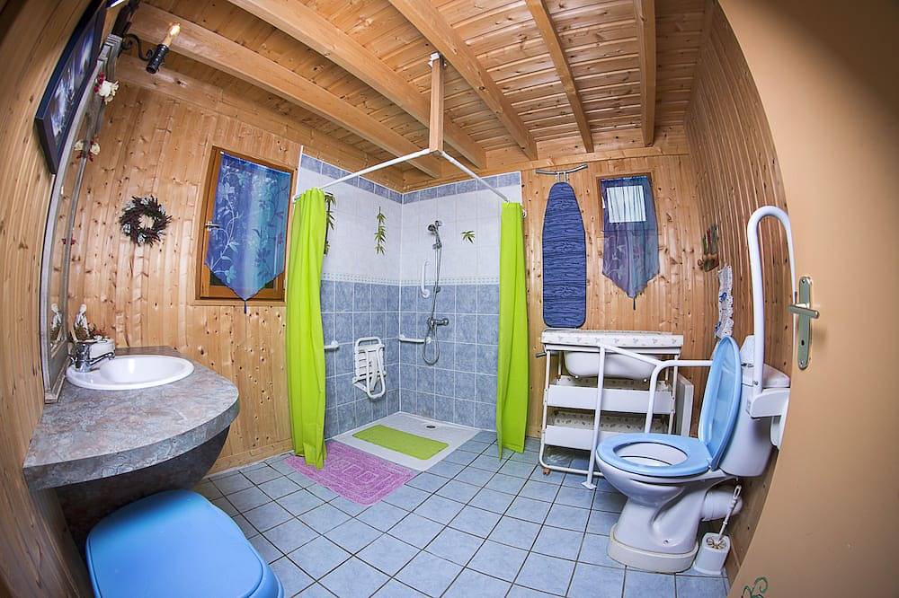 Großes behindertengerechtes Chalet, Swimmingpool, gemeinsamer Tennisplatz, Grill, Terrasse in Souvigny-en-Sologne, Sologne