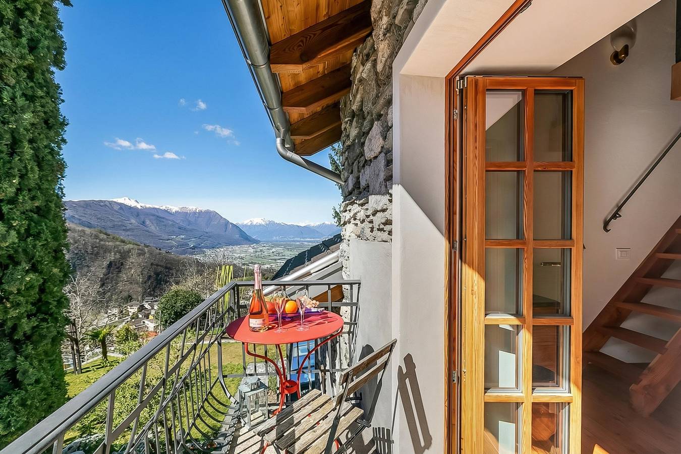 Entire apartment, Mille Colline la Casa 1 with Shared Pool in Pianezzo, Ticino
