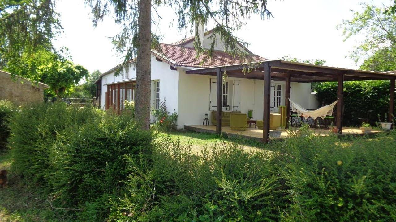 Maison indépendante sur grand terrain clos in Thénezay, Deux-Sèvres
