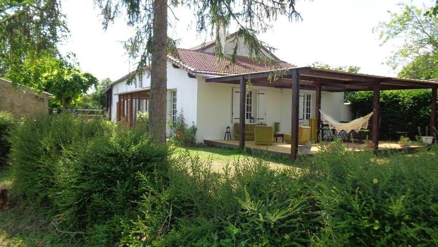 Location de vacances pour 10 personnes, avec jardin dans Thénezay