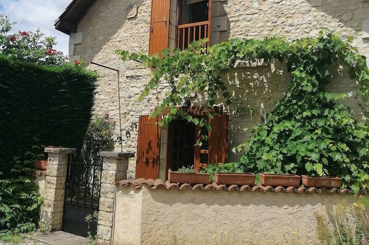 Gîte pour 6 personnes, avec jardin et terrasse à Limeyrat