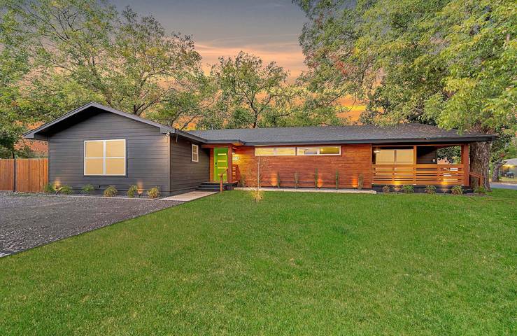 Vacation rental for 14 people, with balcony and yard, kid friendly in Waco