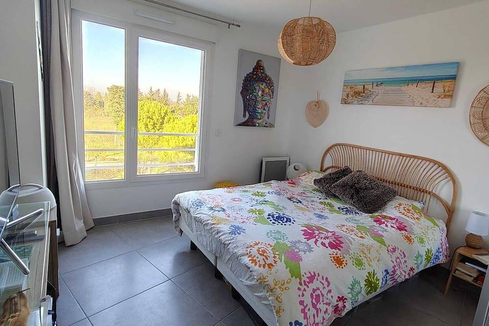 Entire apartment, On the edge of the lake and its beaches and a 6-minute walk from Spirou and Wave island parks. in Monteux, Vaucluse