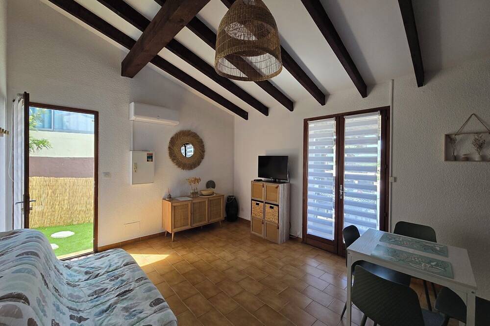 Santa Giulia mini Villa superb sea-view terrace, 400 m from beach. in Santa Giulia, Porto-Vecchio