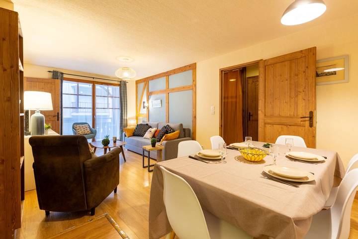 Location de vacances pour 8 personnes, avec sauna ainsi que piscine et balcon, animaux acceptés à Saint-Lary