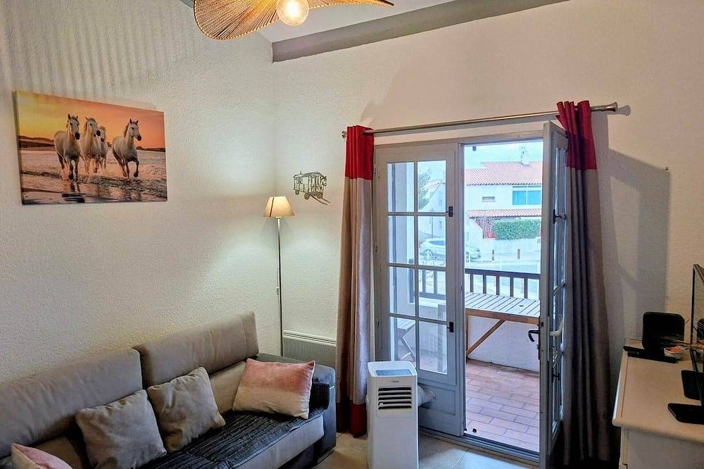 Entire apartment, Cozy 50m² Apartment – 6 min from the beach, private parking & air conditioning in Saintes-Maries-de-la-Mer, Arles region