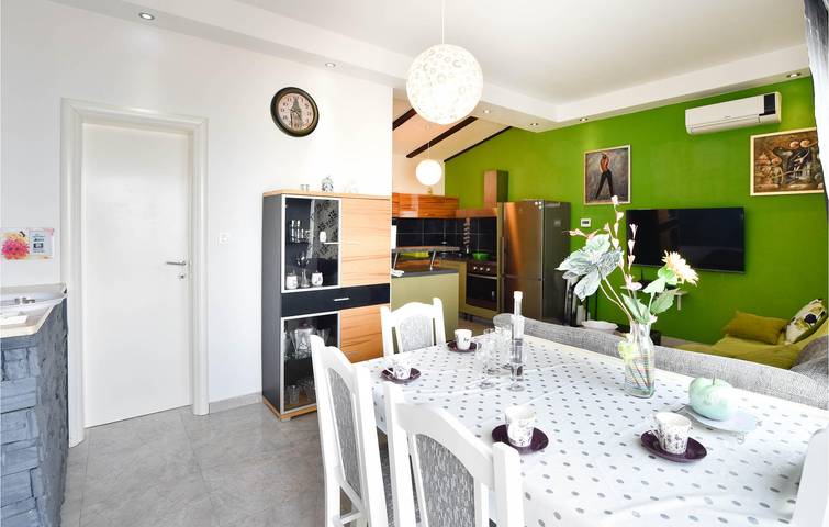 Acogedor apartamento de 2 dormitorios con piscina y terraza, a 500 m de la playa in Grljevac (Podstrana), Podstrana