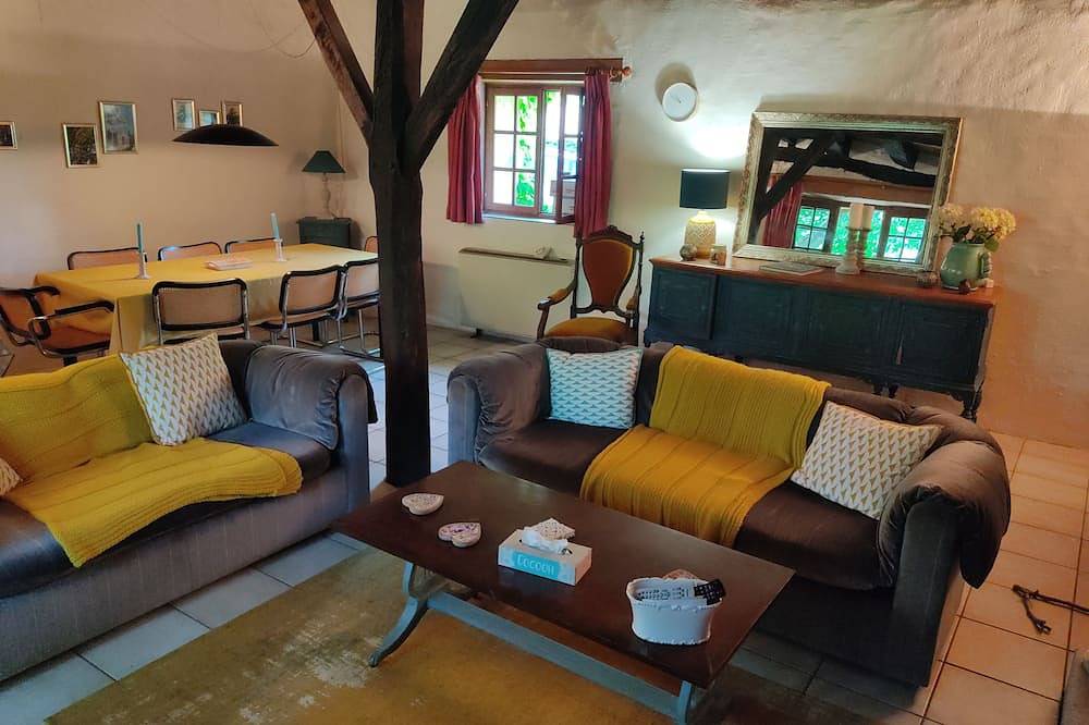 Family house, sleeps 6/8, pets welcome in Périgord Blanc