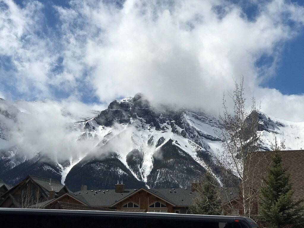 Luxuriöses 2-stöckiges Chalet, 2 Schlafzimmer, 2 Bäder, beheiztem Außenpool / Whirlpool in Canmore, Banff-Nationalpark