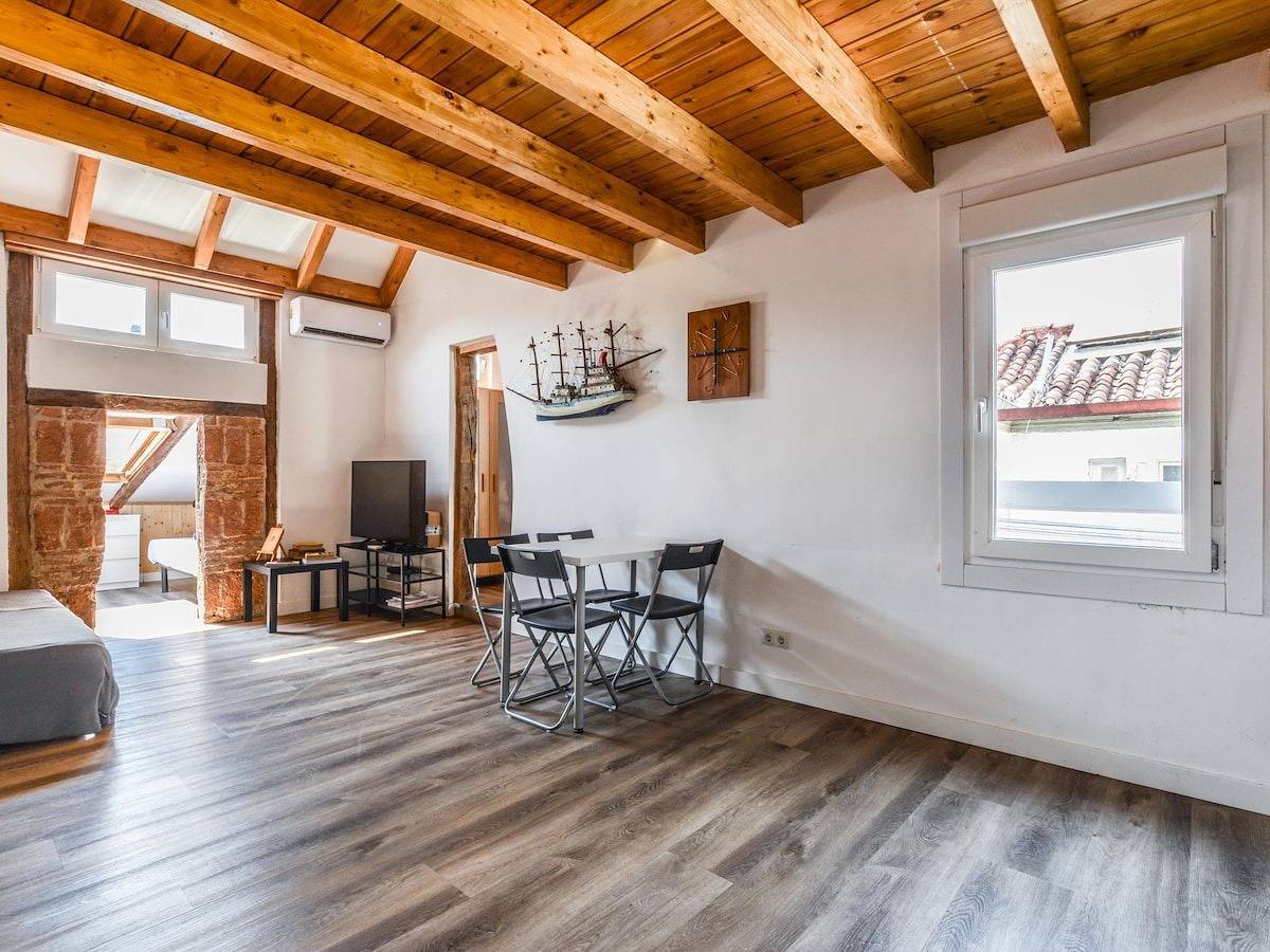 Apartamento entero, Ático espacioso en malasaña de alquiler temporal in Centro (Madrid), Madrid