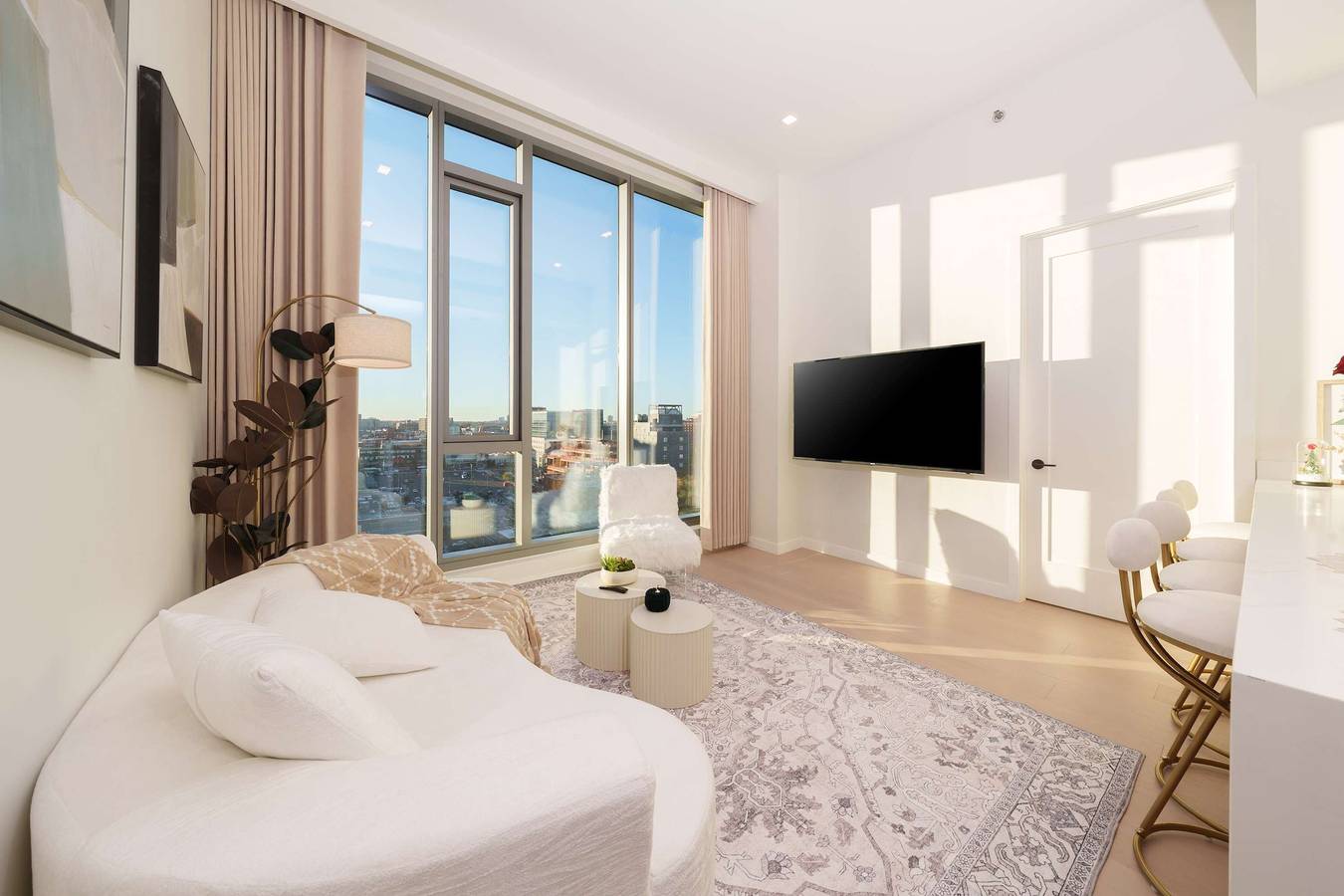 Entire apartment, New Luxury Penthouse w  Pool   Gym in Flushing in Queens, New York City