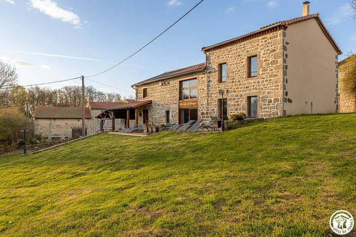 Gîte pour 14 personnes, avec Jacuzzi et Terrasse ainsi que Jardin et Sauna à Cunlhat
