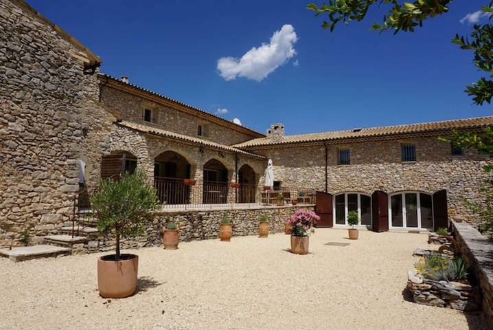 Maison 'La Buisse - Les 2 Gites' con vista montagna, terrazza condivisa e Wi-Fi in Simiane-la-Rotonde, Forcalquier e dintorni