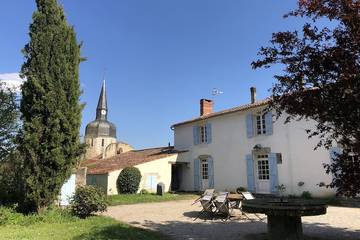 Gîte pour 10 personnes, avec jacuzzi ainsi que terrasse et jardin, animaux acceptés à La Jonchère