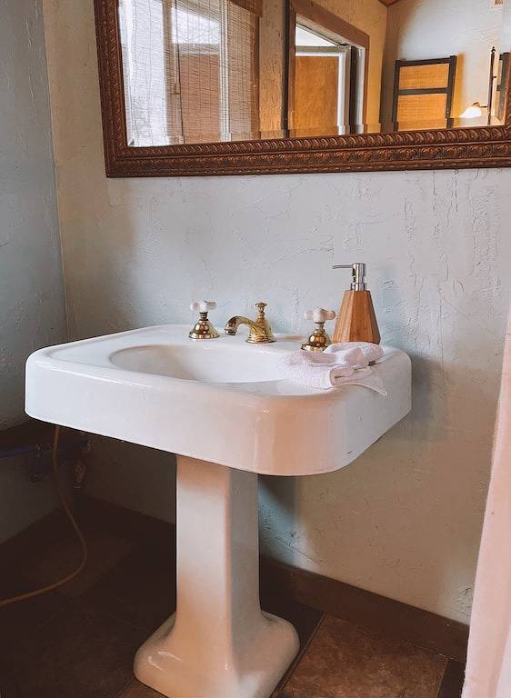 Log Cabin for 2 Guests in Ozark Mountains, Missouri