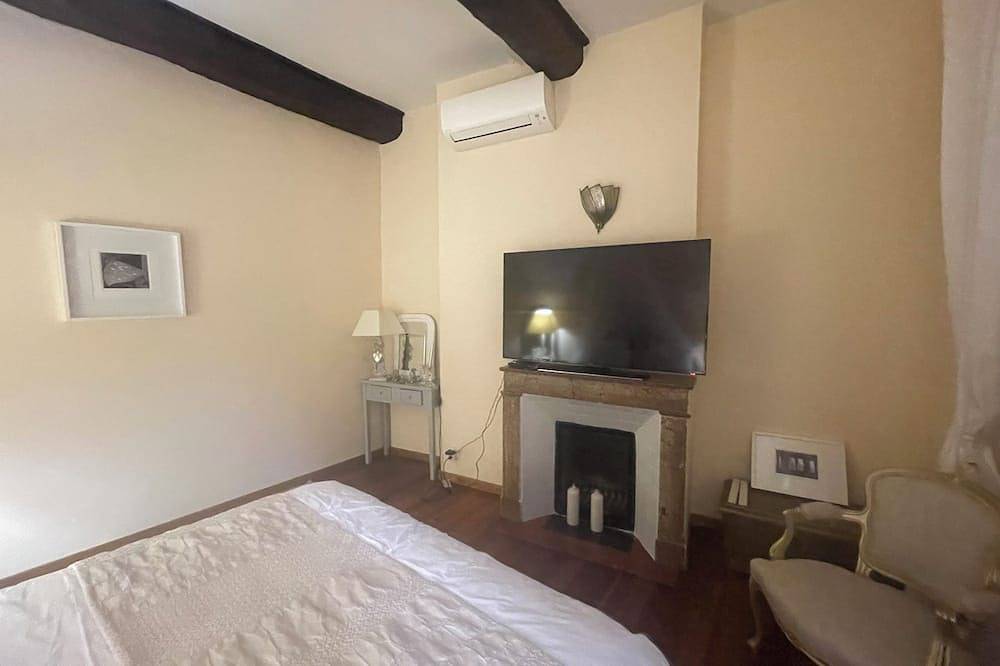 Appartement entier, Magnifique  appartement donnant accès direct  sur la place des 9 jets à Ceret. in Céret, Côte méditerranéenne (France)