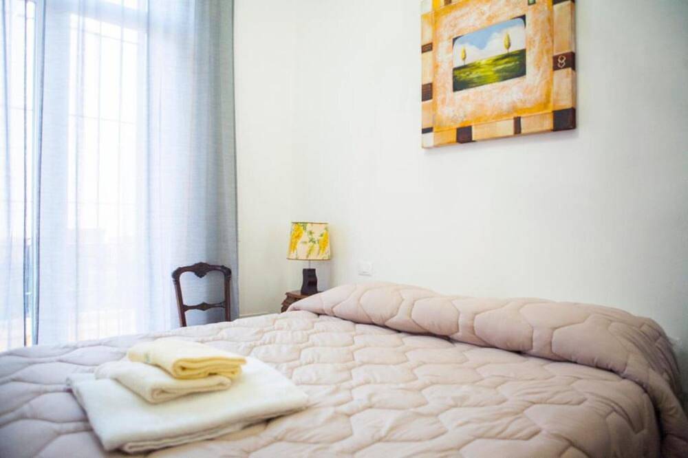 Entire apartment, Margherita Room – Double with Shared Garden, Wi-Fi & Air Conditioning in Prato, Prato Province